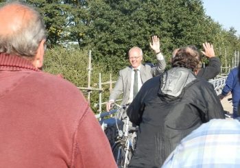 Waalwijk: Spoorbrug feestelijk geopend